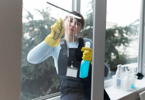 Nettoyage de vitres intérieures et extérieures à l'Étrat